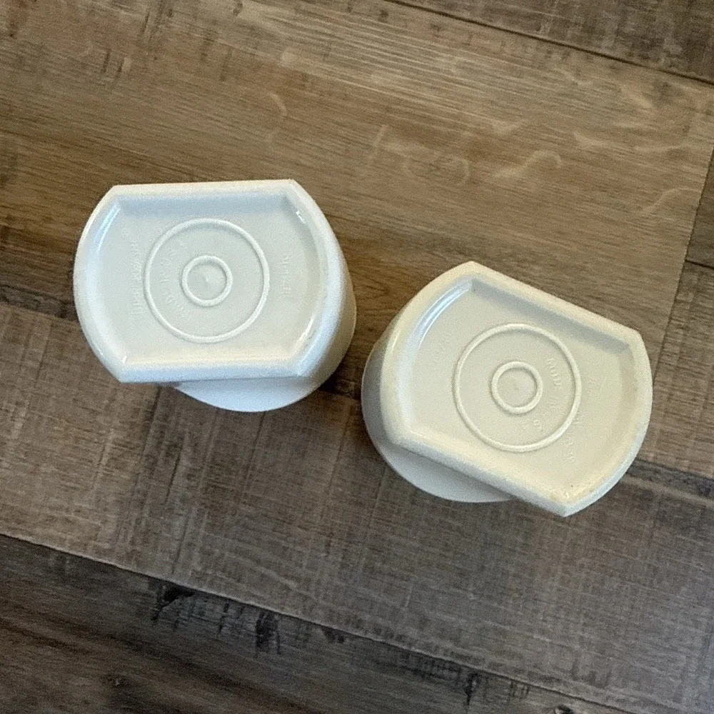Tupperware Vintage Beige Plastic Salt & Pepper Shakers w/ Lids Small 1471